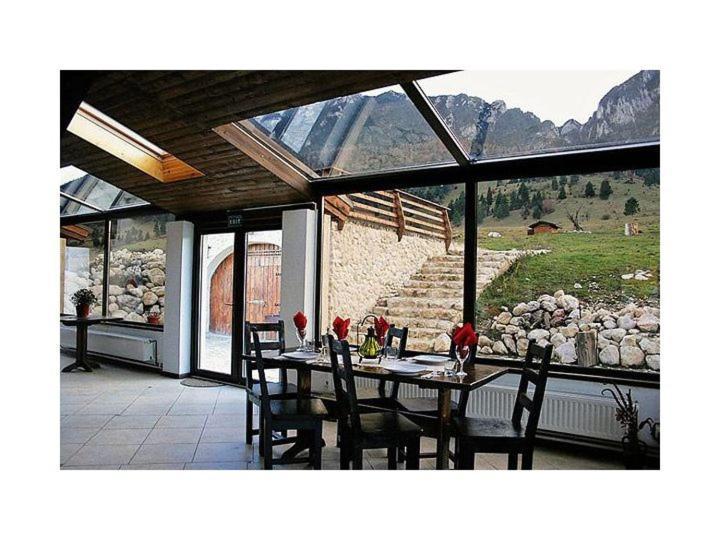Taverna Pietrei Craiului Zarnesti Exterior photo